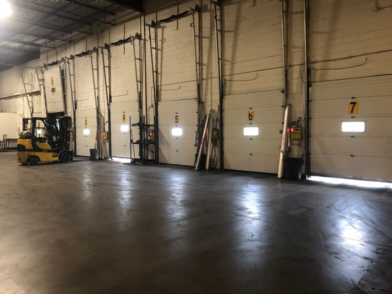 7 Rimini Mews, Mississauga, ON for lease - Building Photo - Image 2 of 6