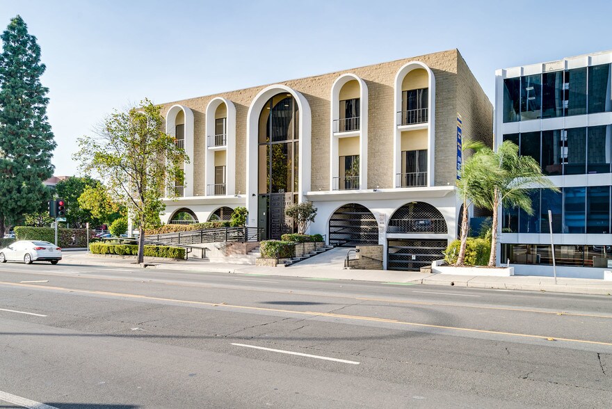 615 W Civic Center Dr, Santa Ana, CA à louer - Photo du bâtiment - Image 2 de 14