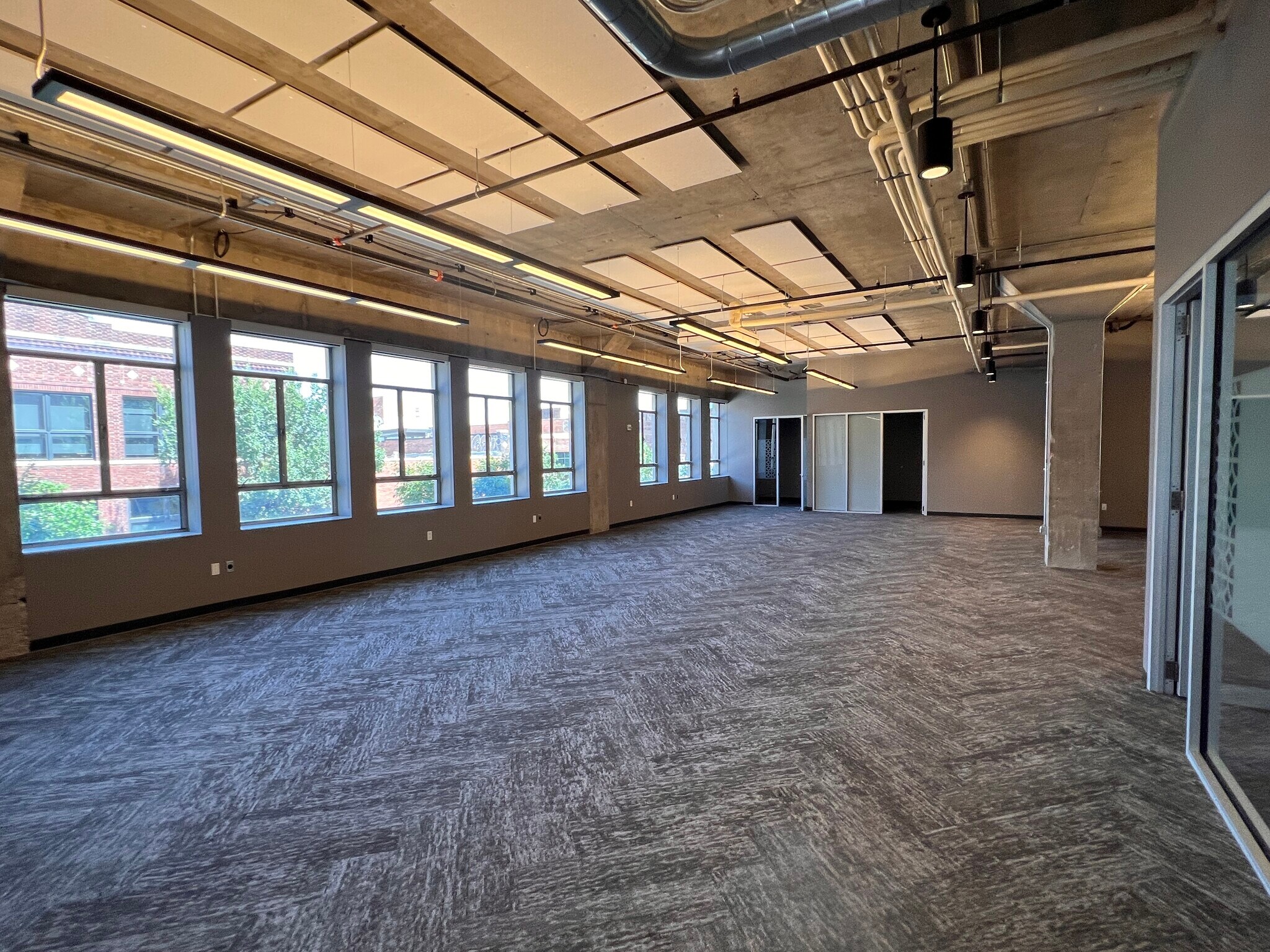 215 E 18TH, Kansas City, MO for lease Interior Photo- Image 1 of 7