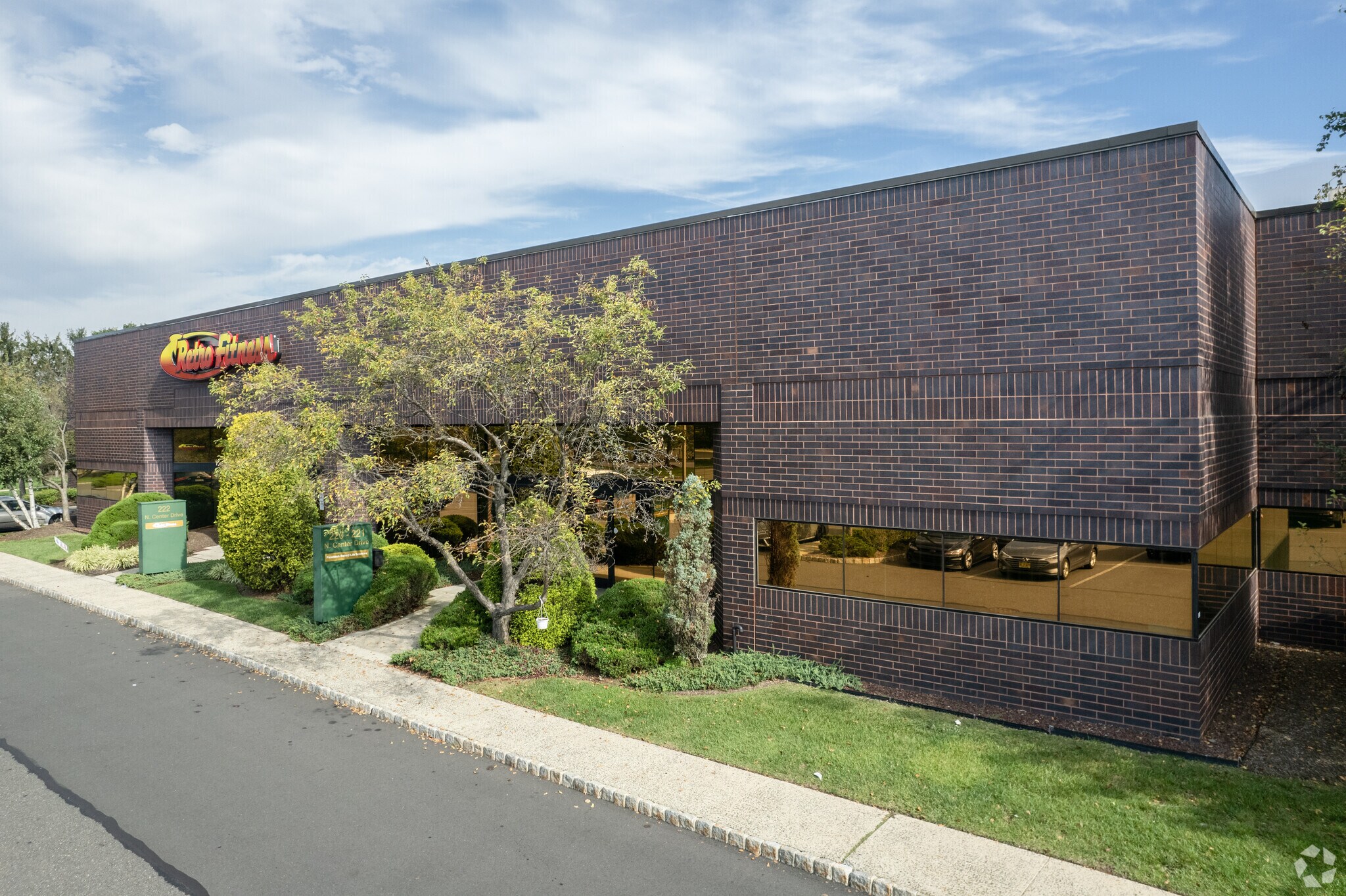 200-225 N Center Dr, North Brunswick, NJ à louer Photo du bâtiment- Image 1 de 6