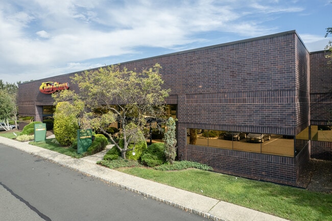 Plus de détails pour 200-225 N Center Dr, North Brunswick, NJ - Bureau à louer