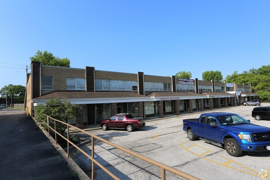9679-9709 Brookpark Rd, Parma, OH à louer - Photo du bâtiment - Image 1 de 17