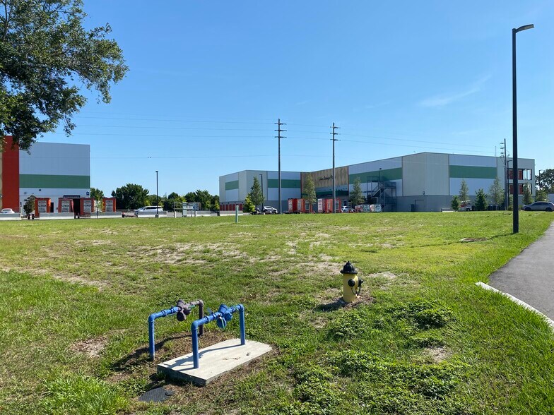 2643 E Irlo Bronson Memorial Hwy, Kissimmee, FL à louer - Photo du bâtiment - Image 2 de 6