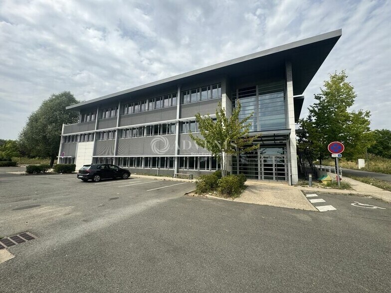 Flex dans Roissy-en-France à louer - Photo du bâtiment - Image 1 de 11