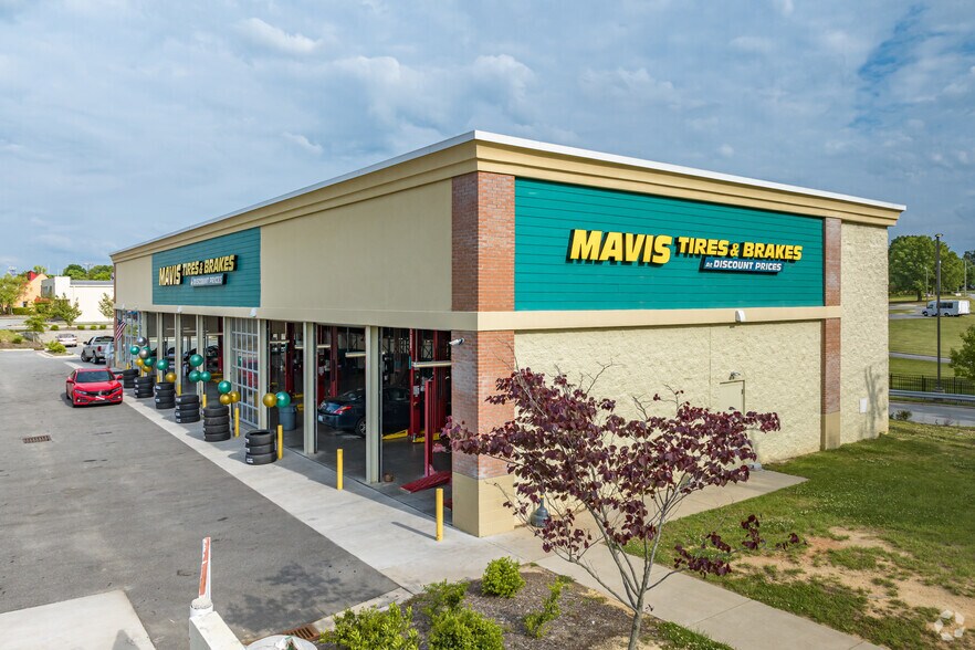 131 Westchester Dr, High Point, NC à vendre - Photo du bâtiment - Image 2 de 5