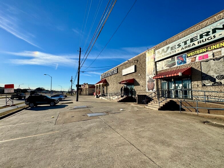 10679 Harry Hines Blvd, Dallas, TX for lease - Building Photo - Image 2 of 7