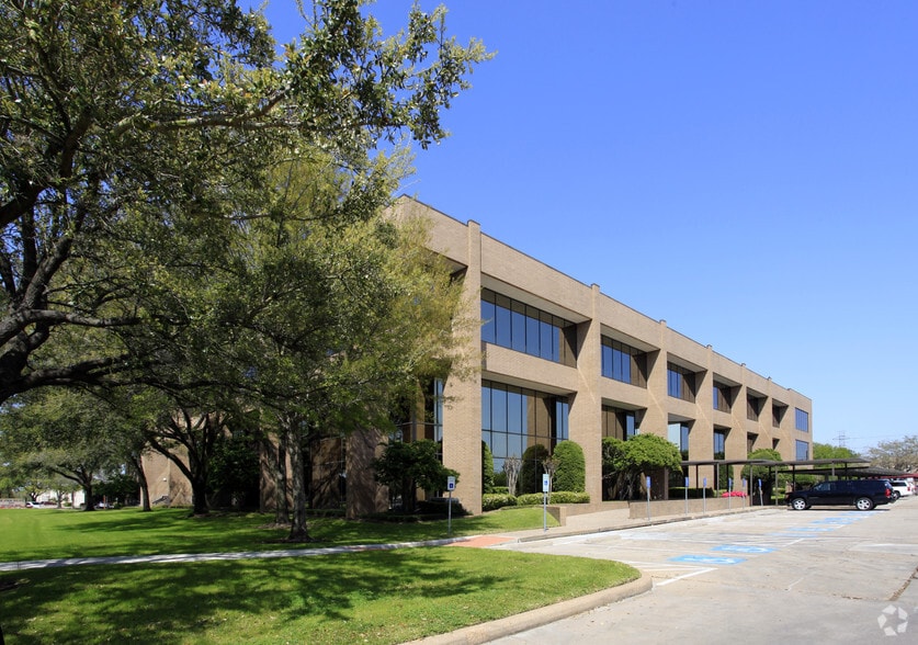 10701 Corporate Dr, Stafford, TX for lease - Building Photo - Image 2 of 9