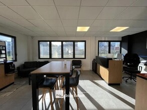 73 Rue Mathieu Dussurgey, Saint-Fons for lease Interior Photo- Image 1 of 4