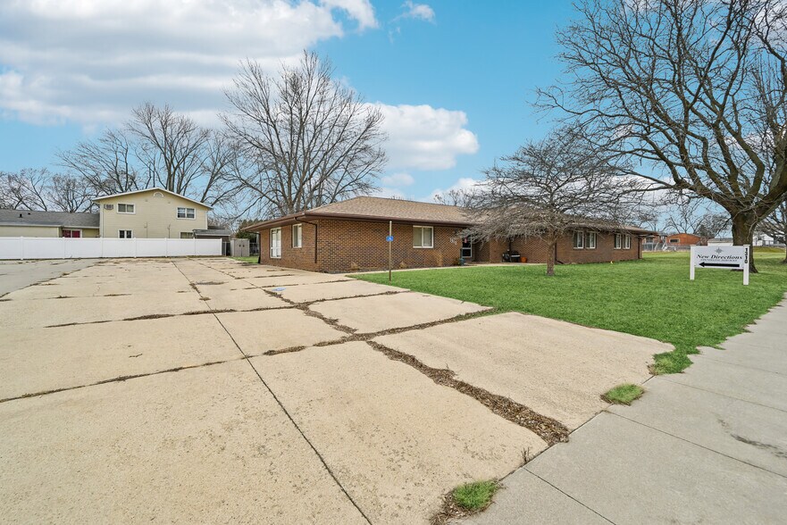 1310 Solar Dr, Waterloo, IA à vendre - Photo du bâtiment - Image 2 de 23