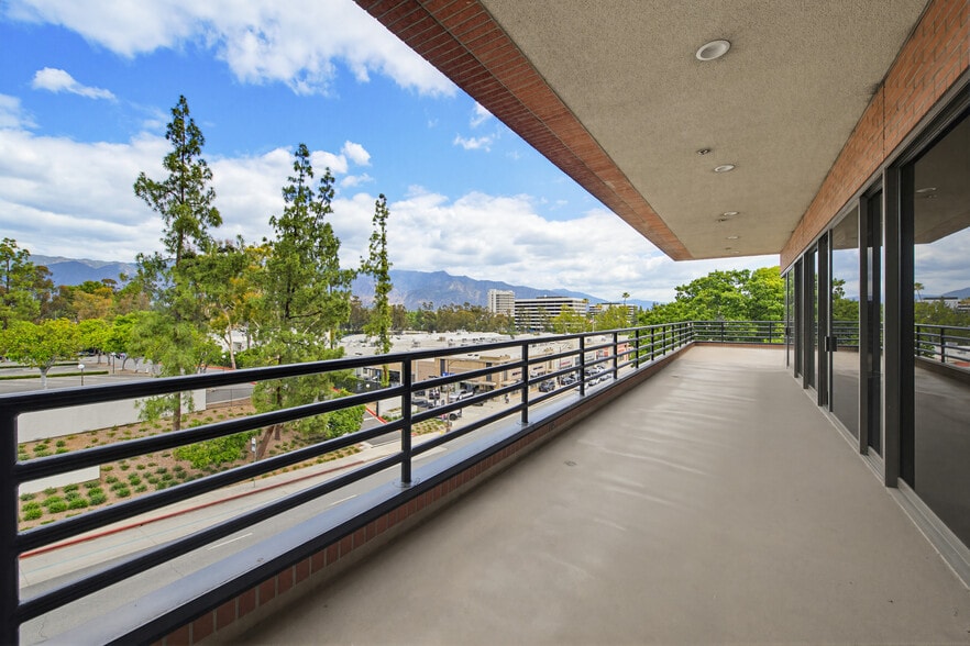 350 W Colorado Blvd, Pasadena, CA for lease - Building Photo - Image 2 of 9