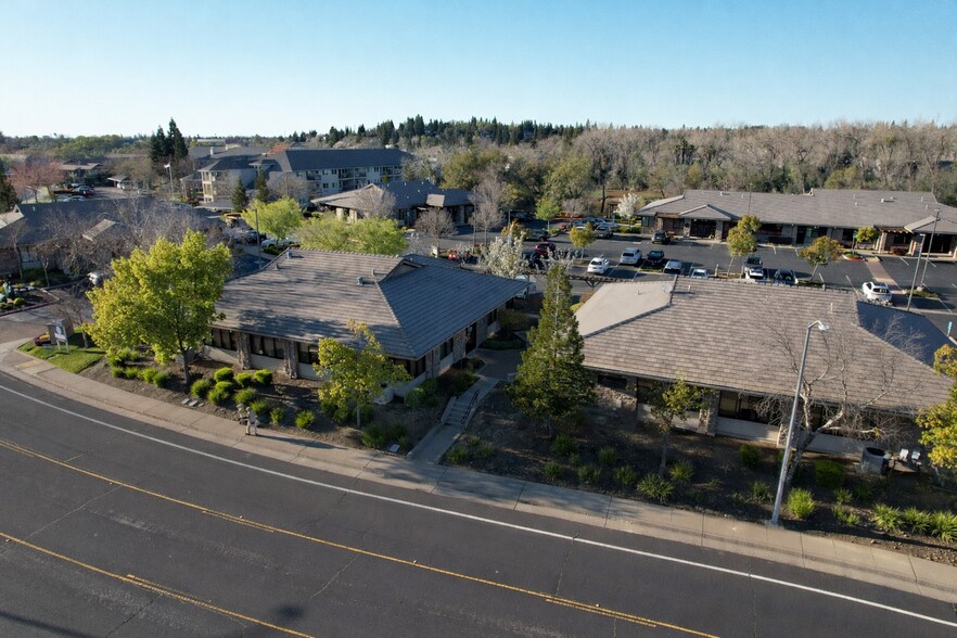 1737 Creekside Dr, Folsom, CA à louer - Photo du bâtiment - Image 2 de 9
