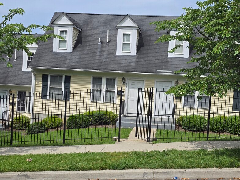 2504 Kent Village Dr, Hyattsville, MD à vendre - Photo principale - Image 1 de 1