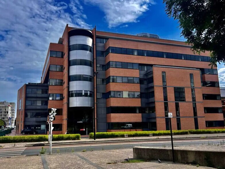 Bureau dans Ivry-sur-Seine à louer - Photo du bâtiment - Image 1 de 13