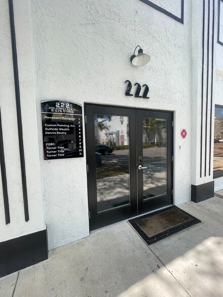 222 2nd St N, Saint Petersburg, FL à louer - Photo du bâtiment - Image 3 de 13