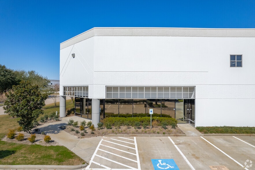 16580 Air Center Blvd, Houston, TX à louer - Photo du bâtiment - Image 2 de 6