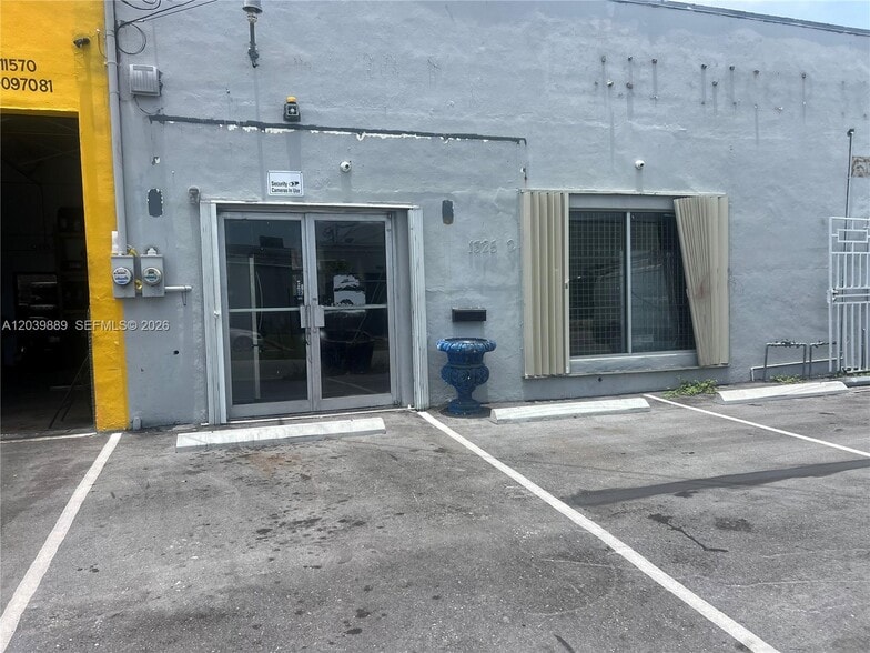 1325 E 10th Ave, Hialeah, FL à louer - Photo du bâtiment - Image 3 de 4
