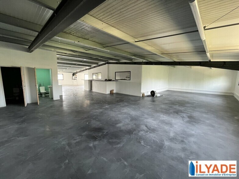 Flex in Le Thor for lease - Interior Photo - Image 2 of 6