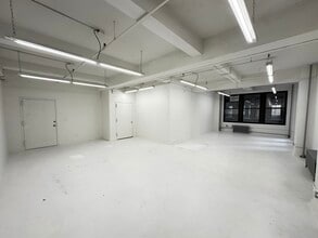325 W 38th St, New York, NY for lease Building Photo- Image 2 of 7