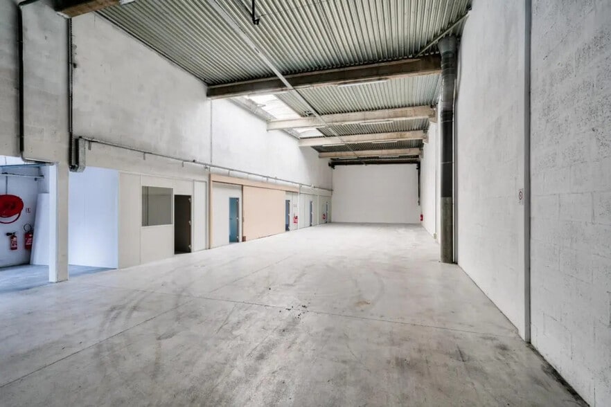 Flex in Éragny for lease - Interior Photo - Image 2 of 4