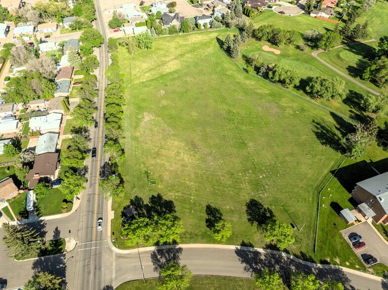 352 Primrose SE dr, Medicine Hat, AB for sale - Primary Photo - Image 1 of 5