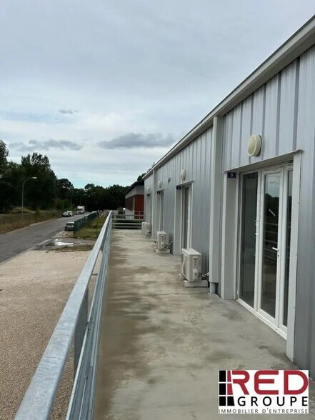 Bureau dans Châteauneuf-le-Rouge à louer - Photo du bâtiment - Image 2 de 5