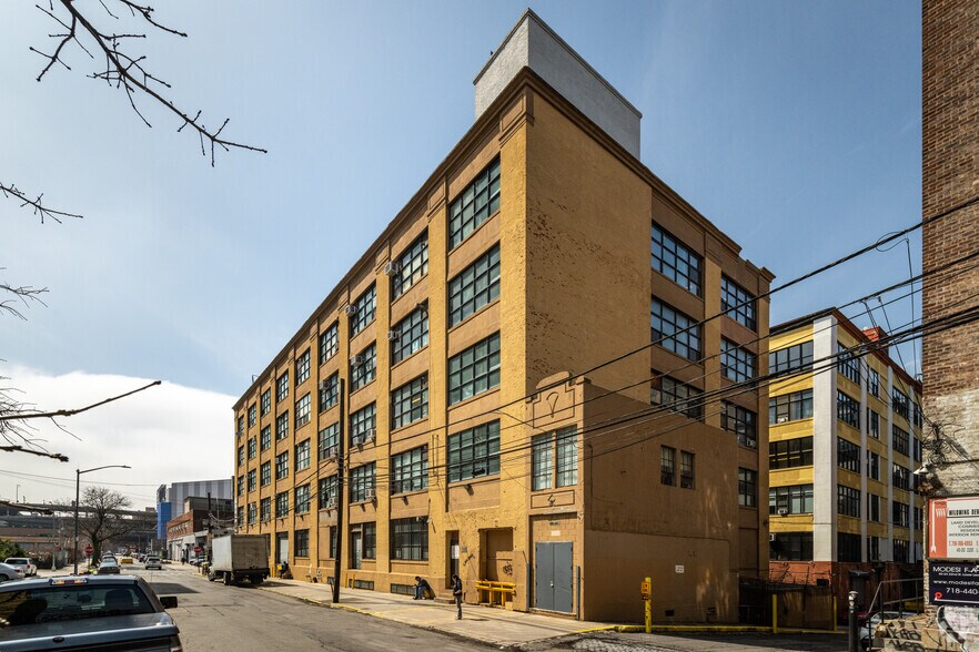 2121 41st Ave, Long Island City, NY à louer - Photo du bâtiment - Image 3 de 14