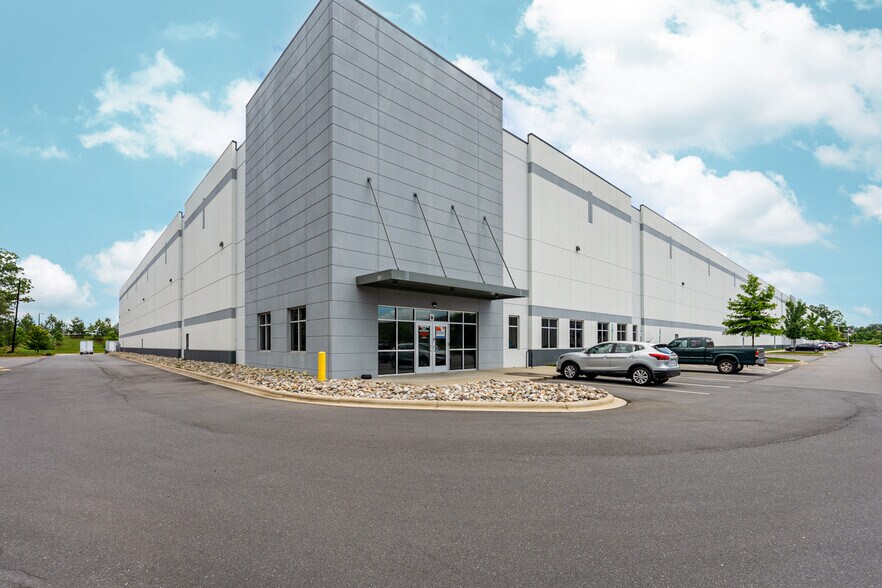 11201 Ed Brown Rd, Charlotte, NC à louer - Photo du bâtiment - Image 3 de 11