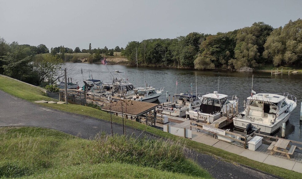 520 Water St, Manistee, MI à vendre - Photo du bâtiment - Image 2 de 31