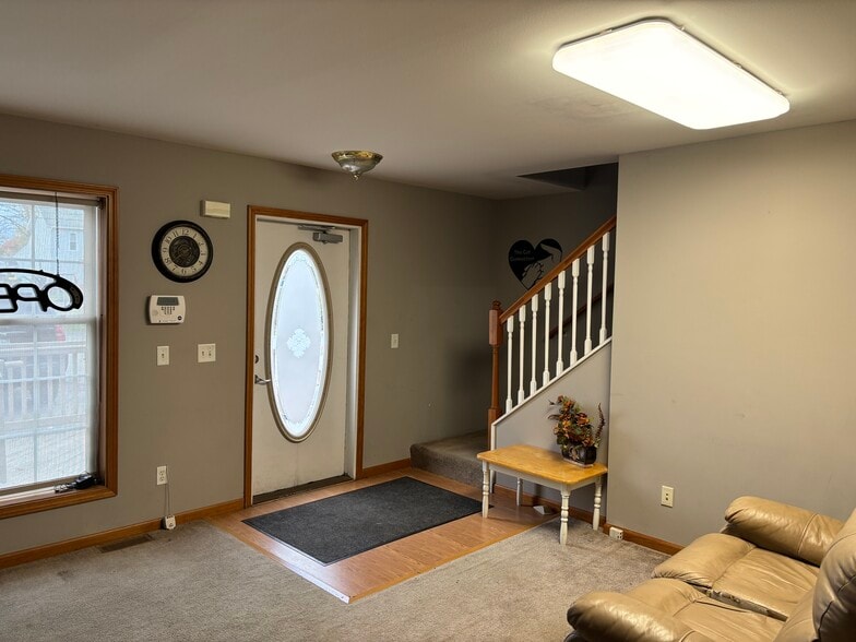 621 S Grand Ave, Fowlerville, MI for sale - Lobby - Image 3 of 16