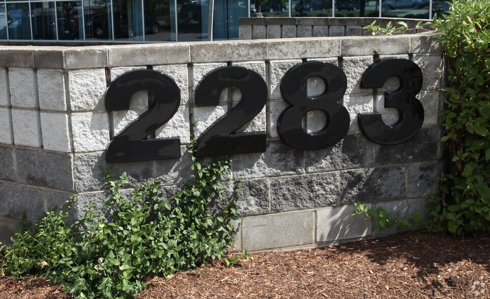 2283 Argentia Rd, Mississauga, ON à louer - Photo du bâtiment - Image 2 de 6