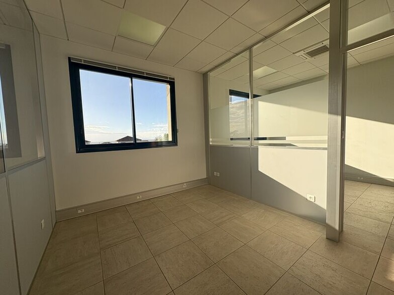 7 Allée Du Cret, La Tour-de-Salvagny for lease - Interior Photo - Image 2 of 5