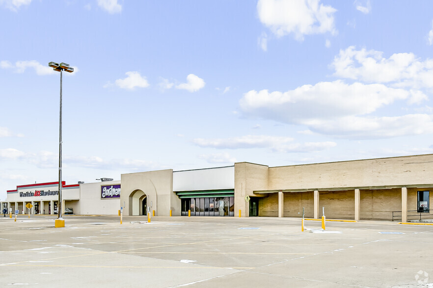 1505-1601 Kansas Ave, Liberal, KS for lease - Building Photo - Image 3 of 14