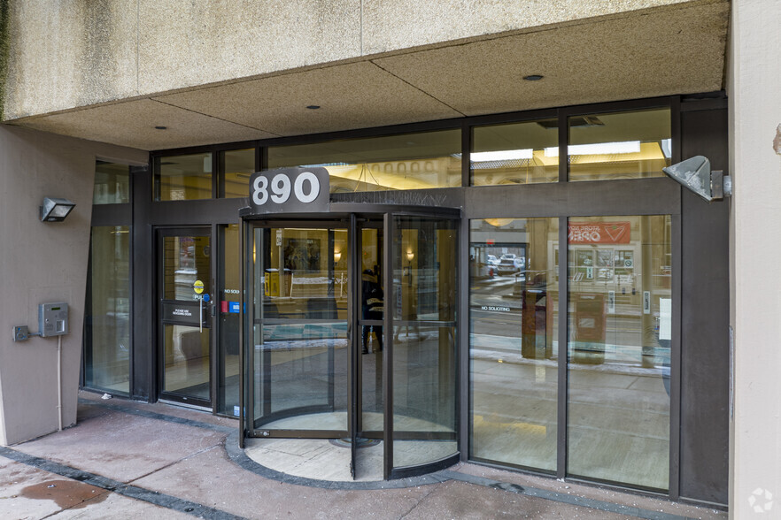 890 Yonge St, Toronto, ON à louer - Photo du bâtiment - Image 3 de 5