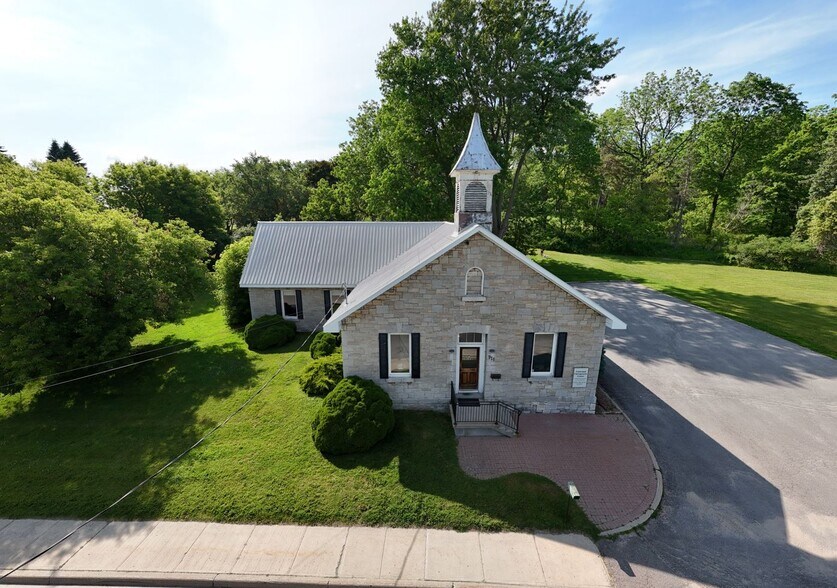 911 Purdy Mills Rd, Kingston, ON for sale - Primary Photo - Image 1 of 11