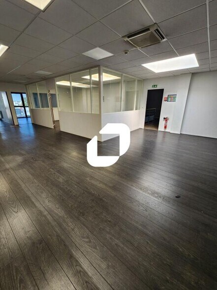 Flex in Villemomble for lease - Interior Photo - Image 3 of 9