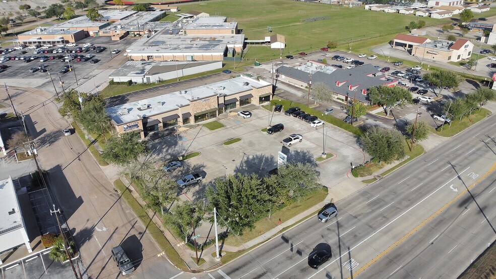 4001 Spencer Hwy, Pasadena, TX à louer - Photo du bâtiment - Image 1 de 10