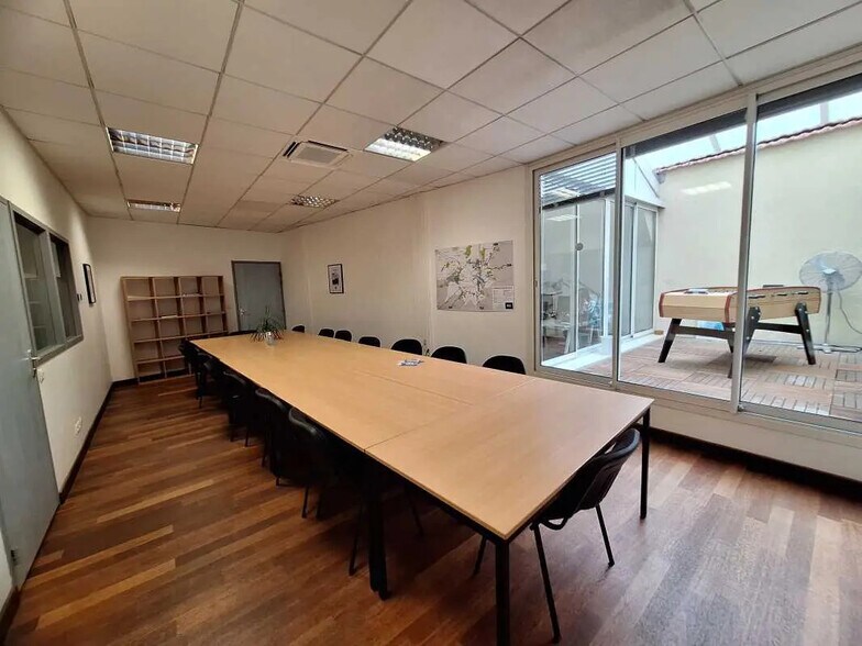 Office in Bordeaux for lease - Interior Photo - Image 3 of 7