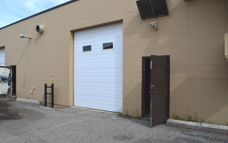 4213 16A St SE, Calgary, AB à vendre - Photo du bâtiment - Image 2 de 18