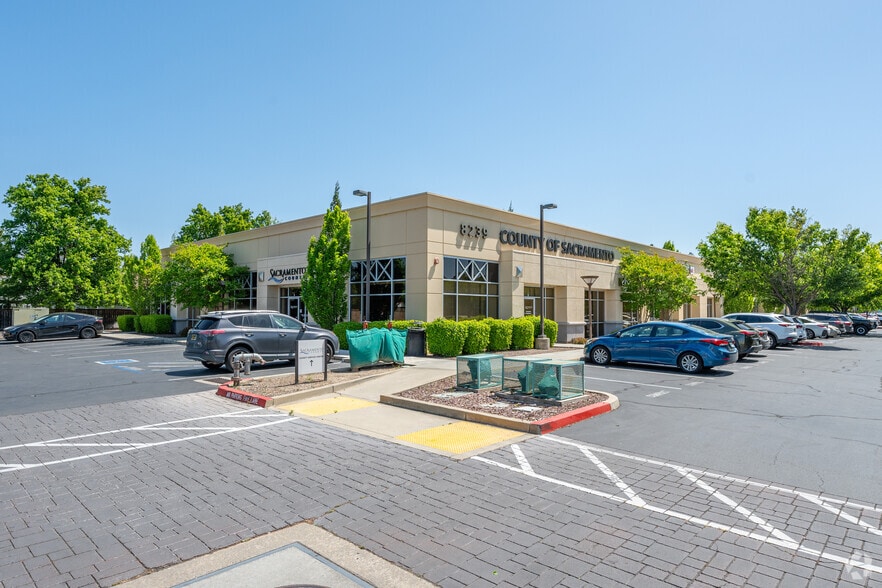 8239 E Stockton Blvd, Elk Grove, CA à vendre - Photo principale - Image 1 de 7