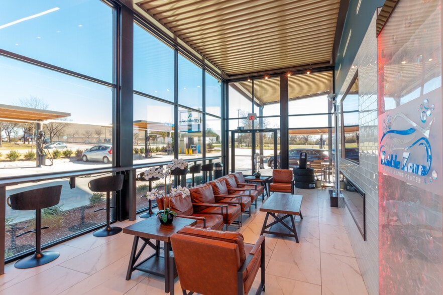 5243 Naaman Forest Blvd, Garland, TX à vendre - Photo du bâtiment - Image 3 de 37