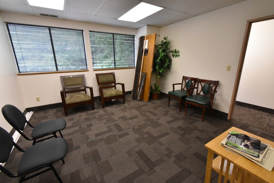 7710-7714 Brooklyn Blvd, Minneapolis, MN à louer - Hall d’entrée - Image 2 de 8