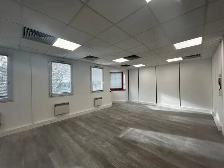 Office in Lyon for lease - Interior Photo - Image 1 of 5