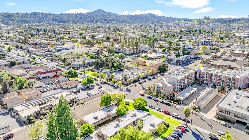 269-291 E Lexington Ave, El Cajon, CA à louer - Aérien - Image 3 de 9