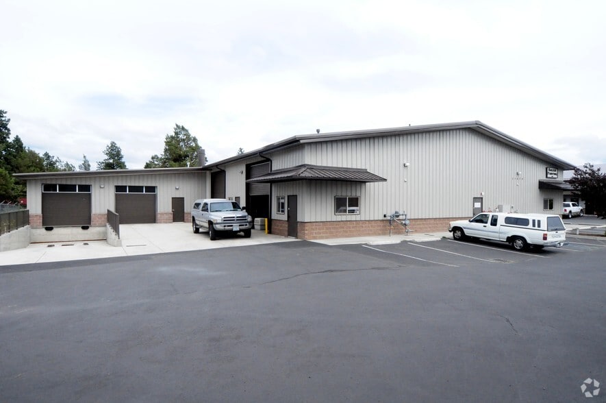 20676 Carmen Loop, Bend, OR for sale - Building Photo - Image 2 of 28