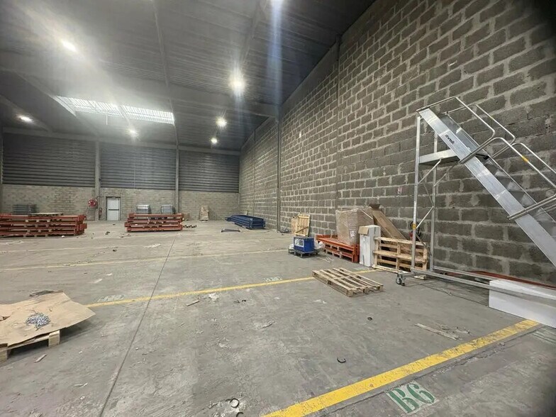 Bureau dans Vitry-sur-Seine à louer - Photo du bâtiment - Image 2 de 4