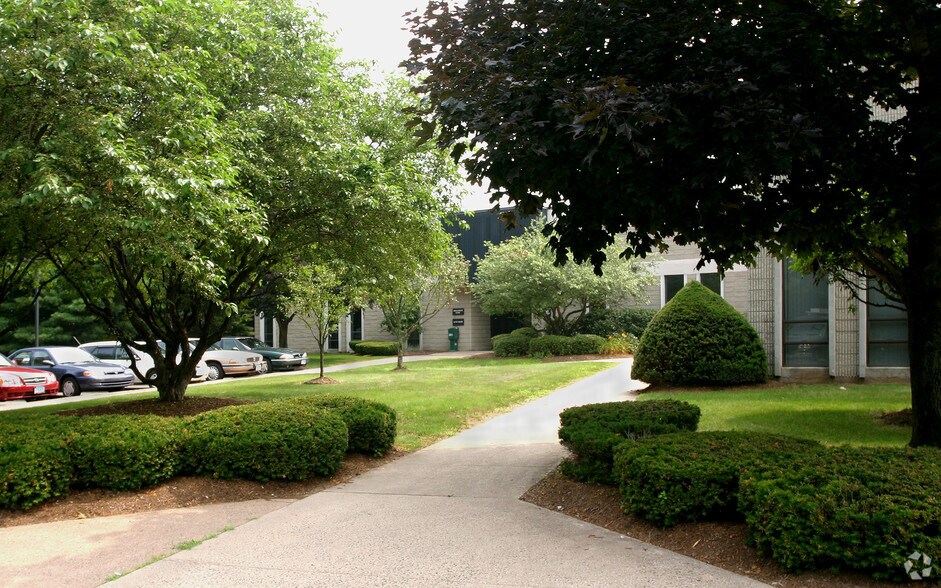 51 Belamose Ave, Rocky Hill, CT à louer - Photo du bâtiment - Image 3 de 7