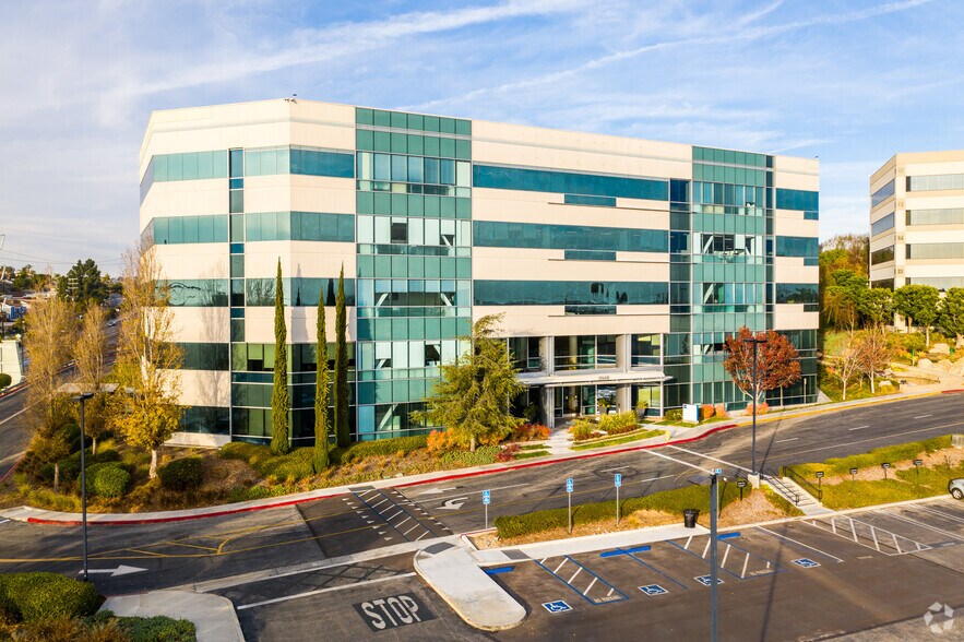 5140-5150 W Goldleaf Cir, Los Angeles, CA à louer - Photo du bâtiment - Image 2 de 6