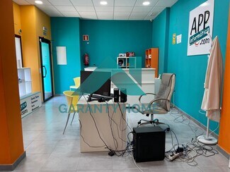 Plus de détails pour Multi-résidentiel à vendre