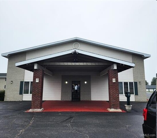 2702 N Stephenson Ave, Iron Mountain, MI à vendre - Photo du bâtiment - Image 3 de 20