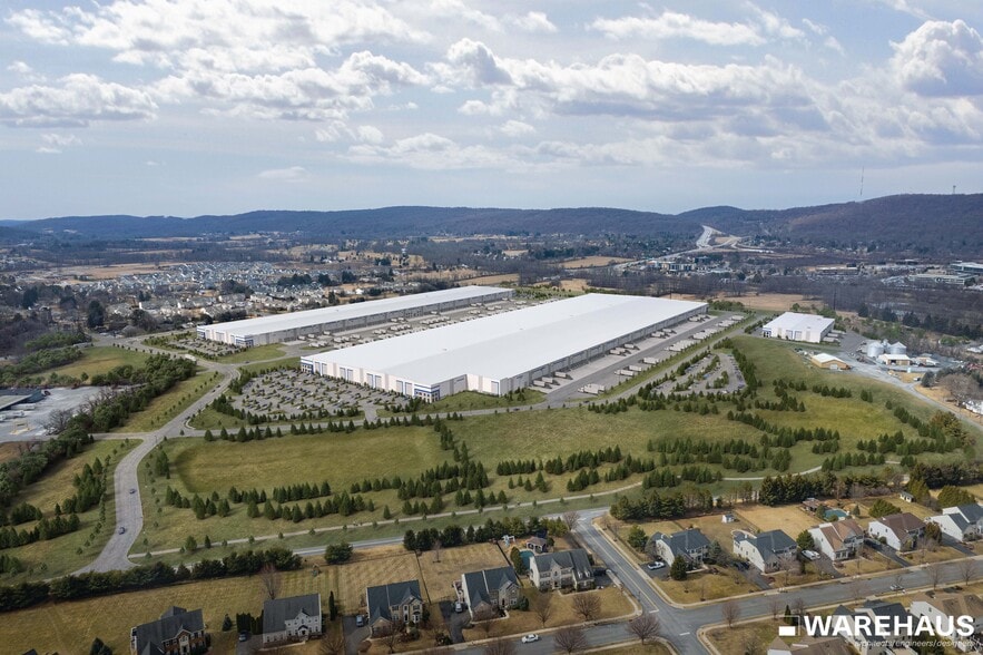 3900 Commerce Way, Center Valley, PA for lease - Building Photo - Image 1 of 4